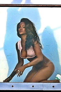 Rihanna Shows Her Hot Nude Ass 16