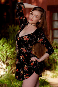 Gorgeous Emily Bloom Strips Off Her Flowery Dress Outside 01